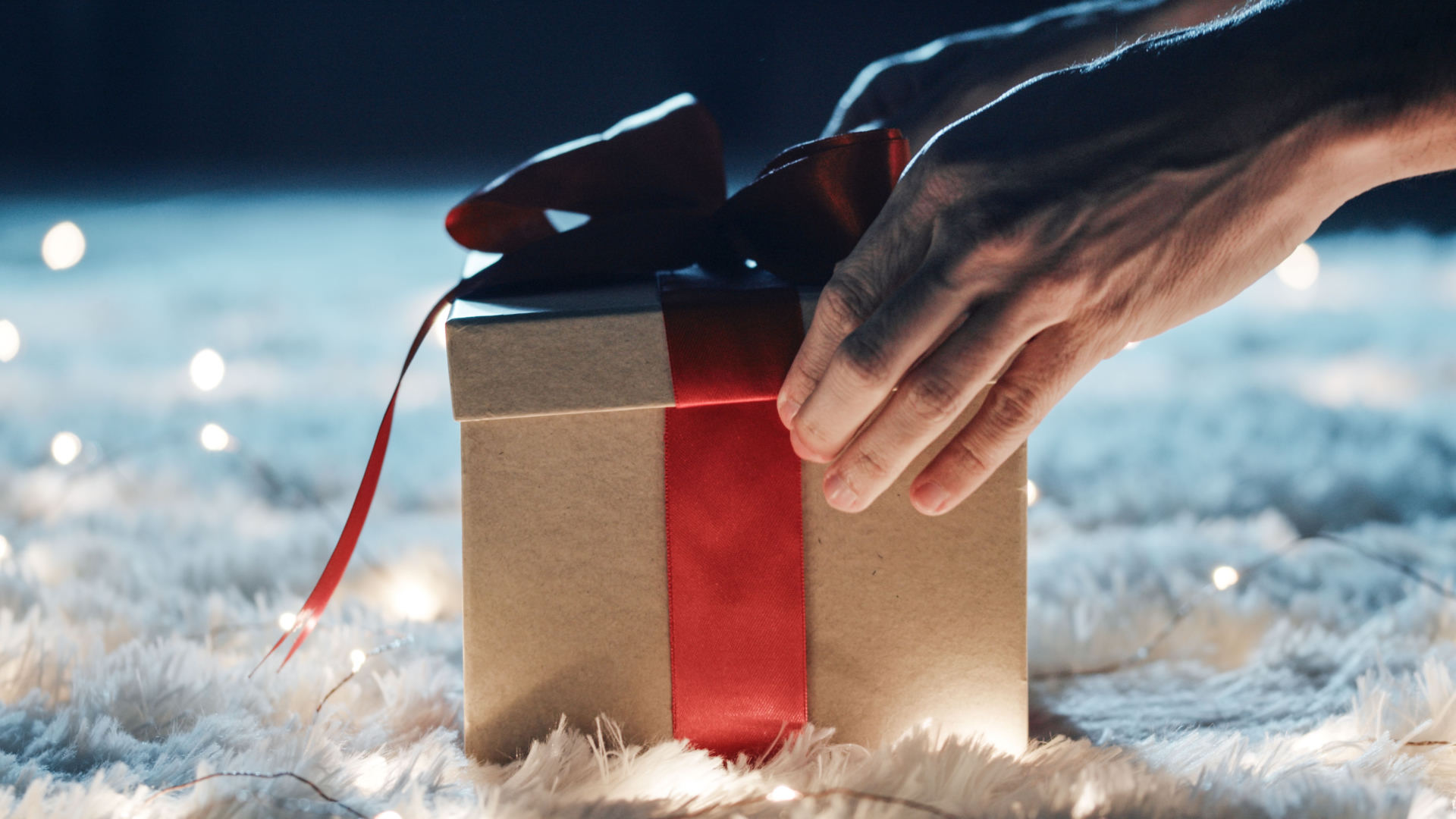 hand_opens_gift_box_2025_01_29_03_11_33_utc